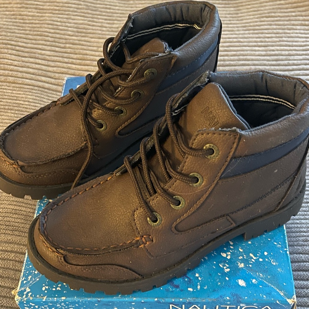 Boys size 2 Nautica boots